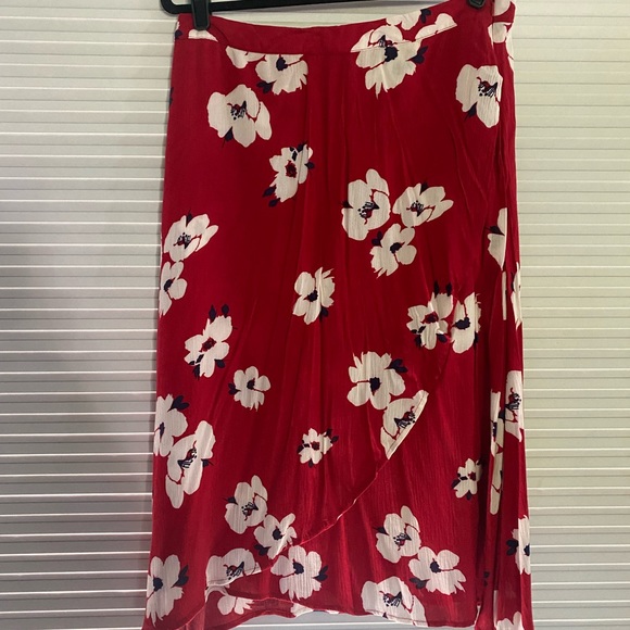 Red floral wrap style skirt - Picture 3 of 5
